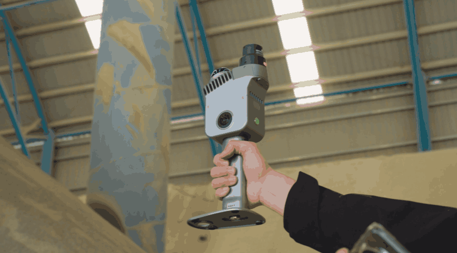 Handheld Lixel K2 scanning in an industrial environment